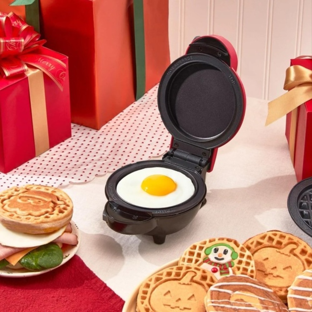 DASH - Multimaker with 7 Removable Plates: Waffle Iron & Griddle - NEW